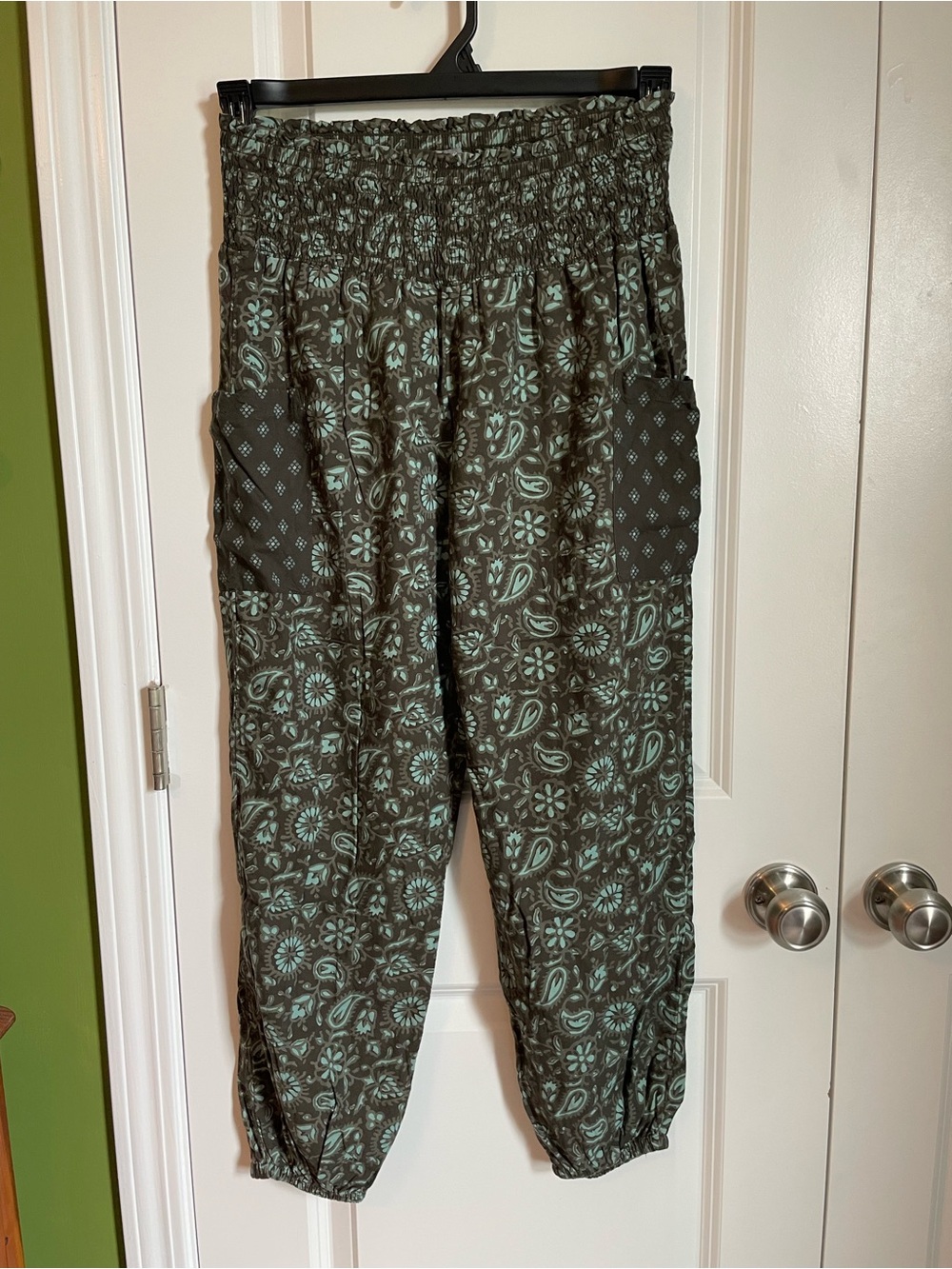 Aerie Harem Pants in a Fatigue Olive paisley floral pattern Viscose Small